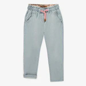 Pantalon coupe décontractée à jambe fuselée en denim extensible, rayé bleu pâle, enfant  || Relaxed fit pants with tapered leg, stretch denim, light blue, child