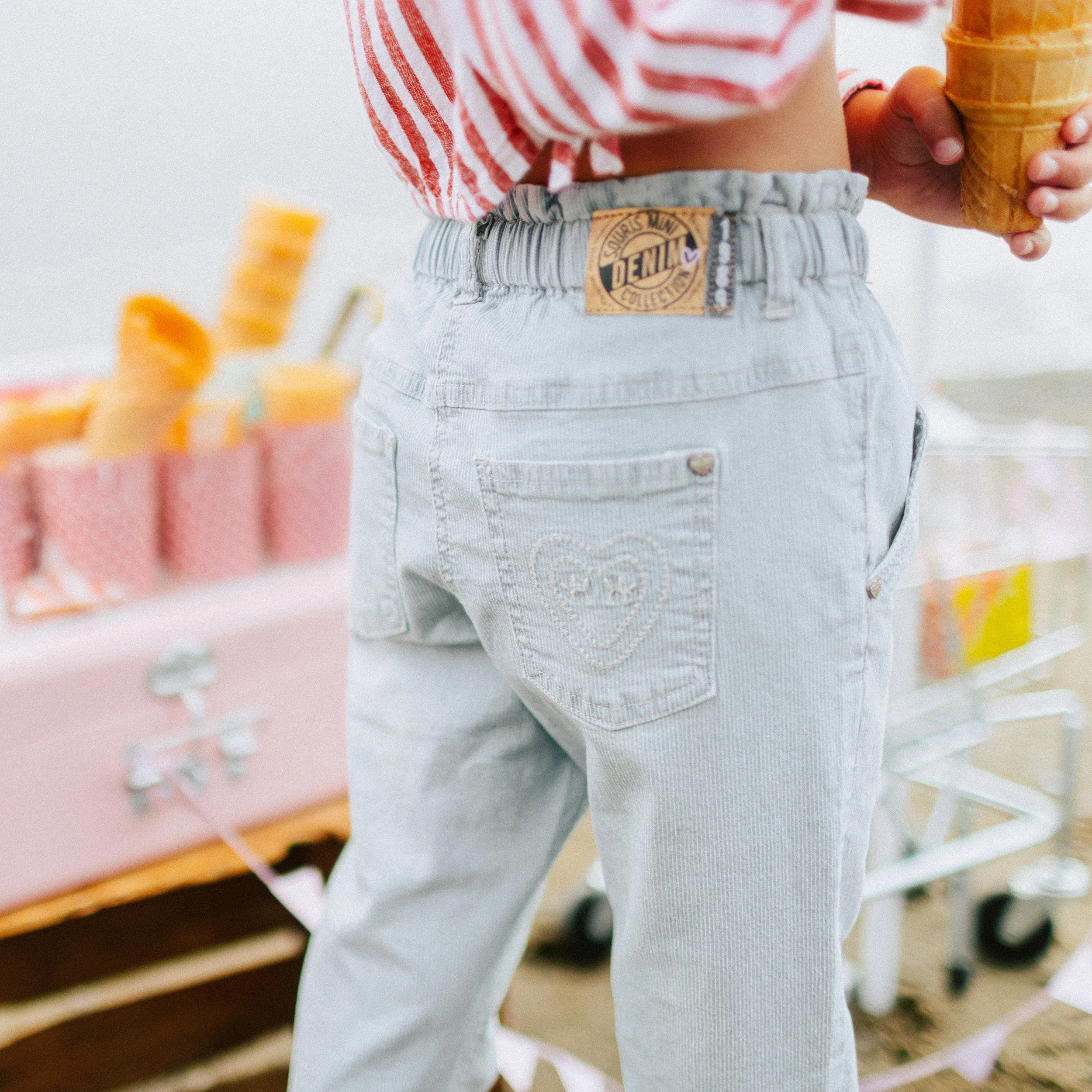 Pantalon coupe décontractée à jambe fuselée en denim extensible, rayé bleu pâle, enfant  || Relaxed fit pants with tapered leg, stretch denim, light blue, child