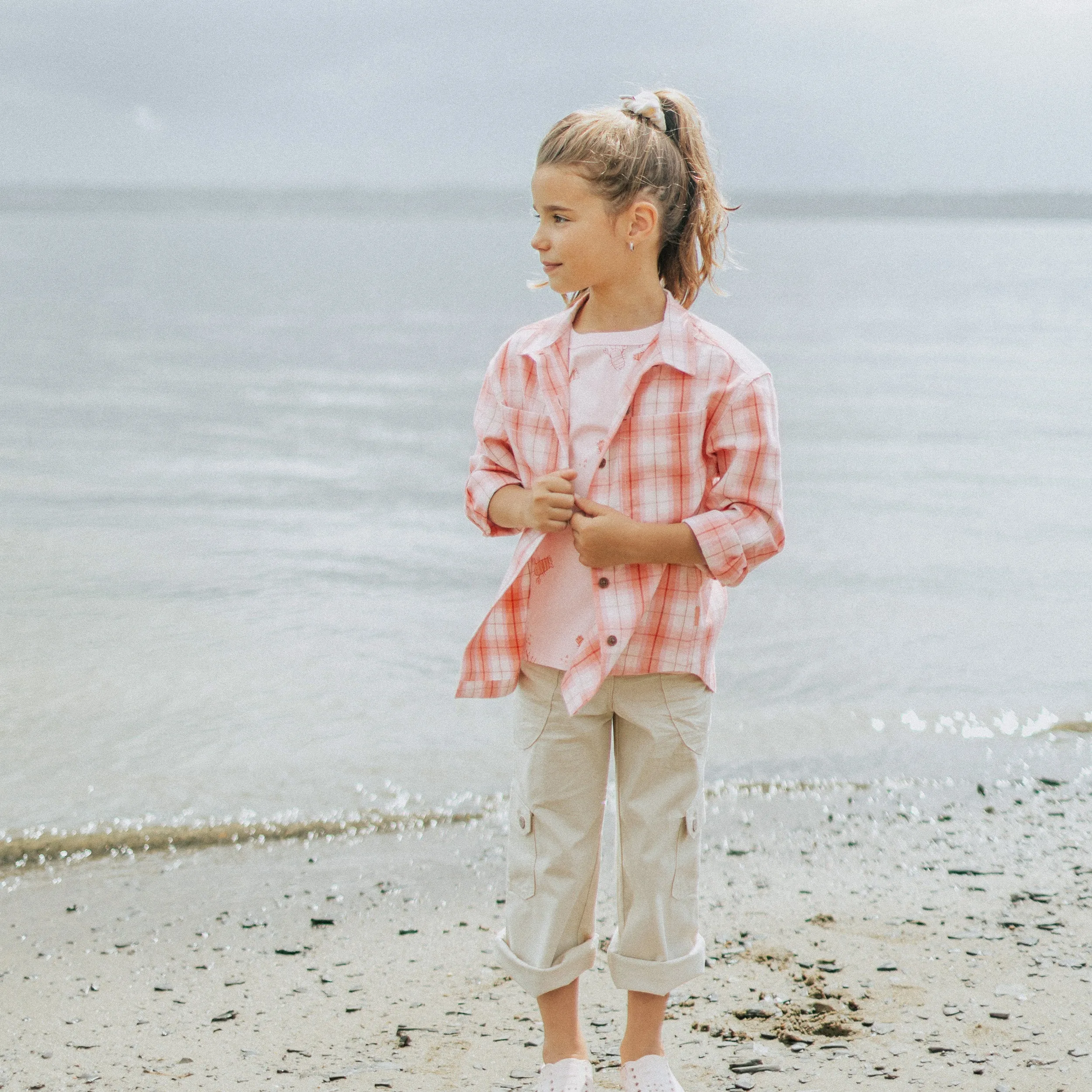 Pantalon crème cargo coupe régulière à jambes larges en denim twill extensible, enfant  || Cream cargo pants, regular fit, wide-leg in stretch twill denim, child