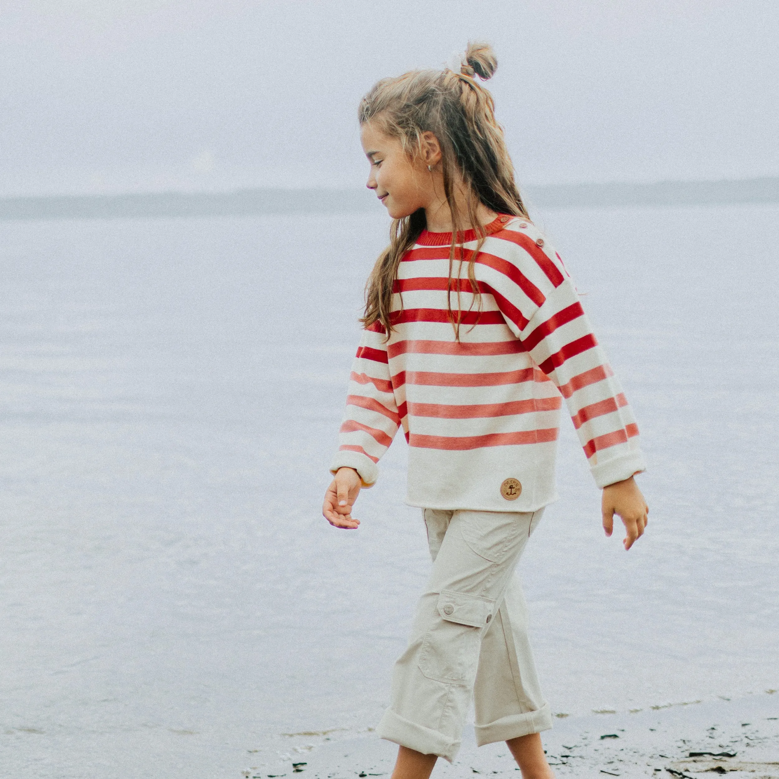 Pantalon crème cargo coupe régulière à jambes larges en denim twill extensible, enfant  || Cream cargo pants, regular fit, wide-leg in stretch twill denim, child